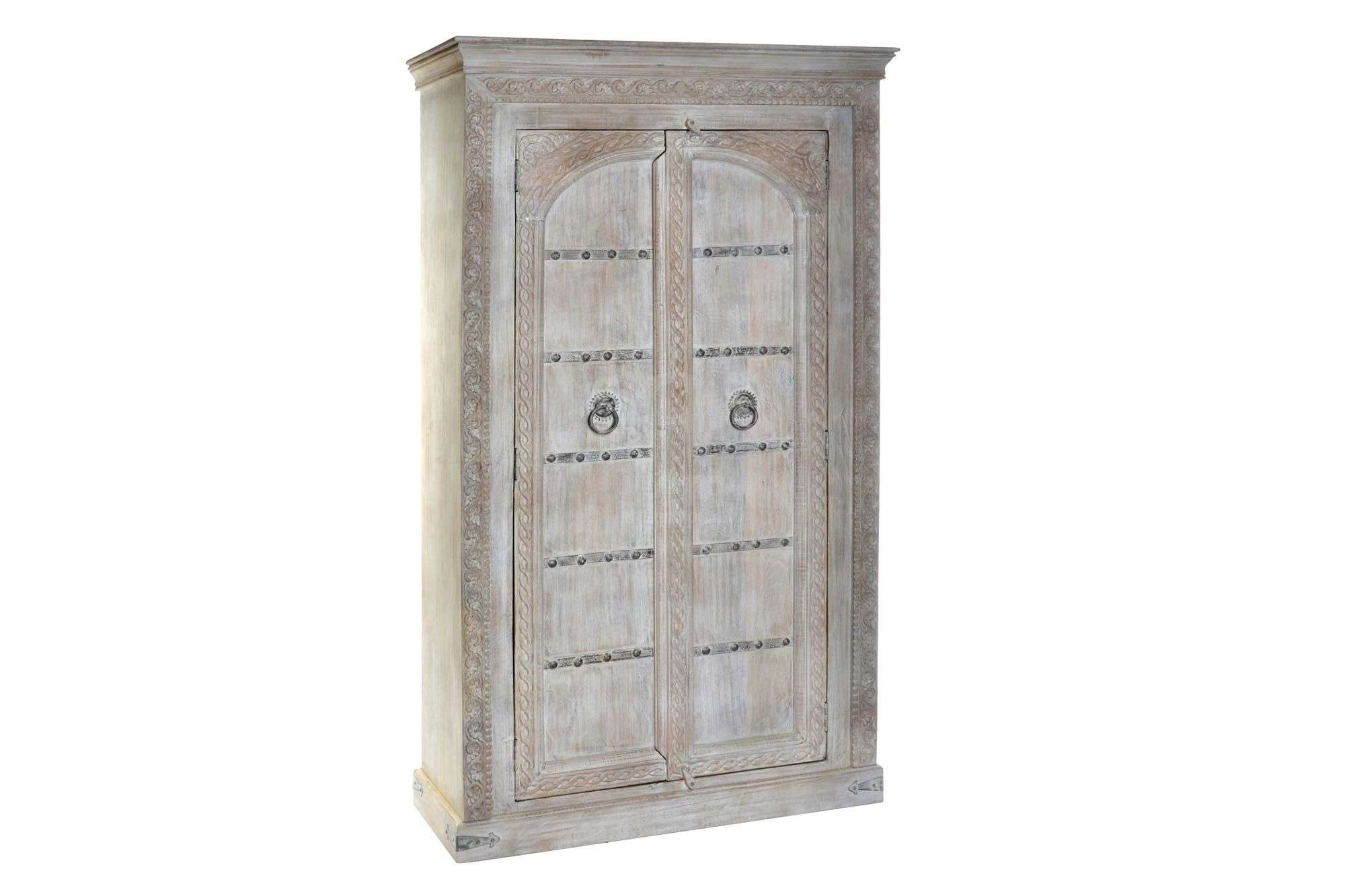 Armoire Orientale Sculptee De Belle Qualite