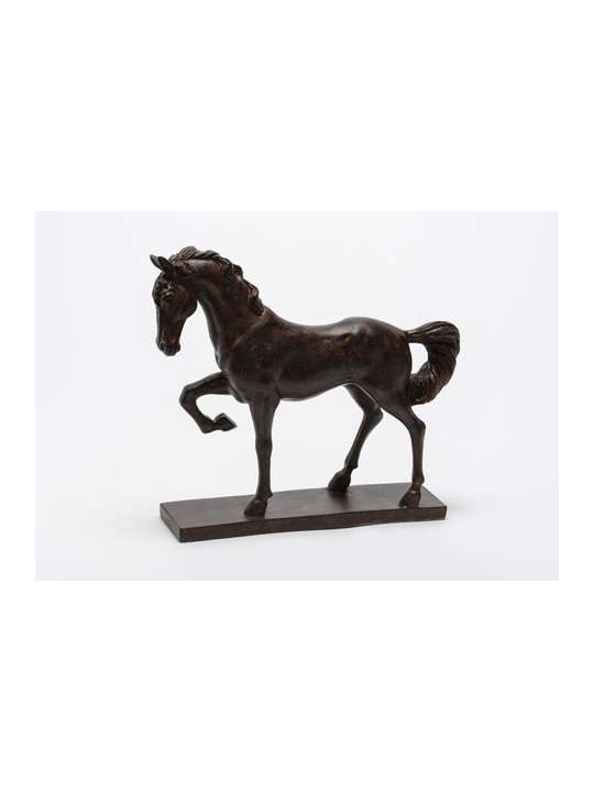 Cheval au trot marron