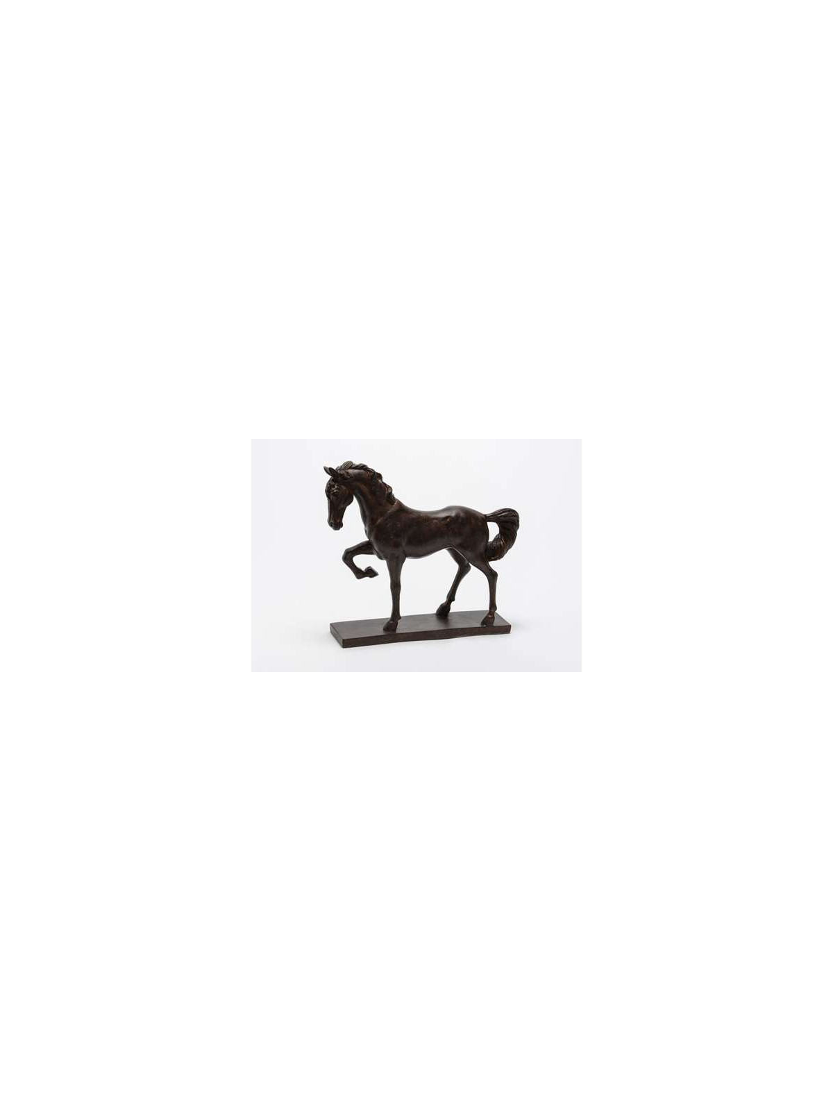 Cheval au trot marron